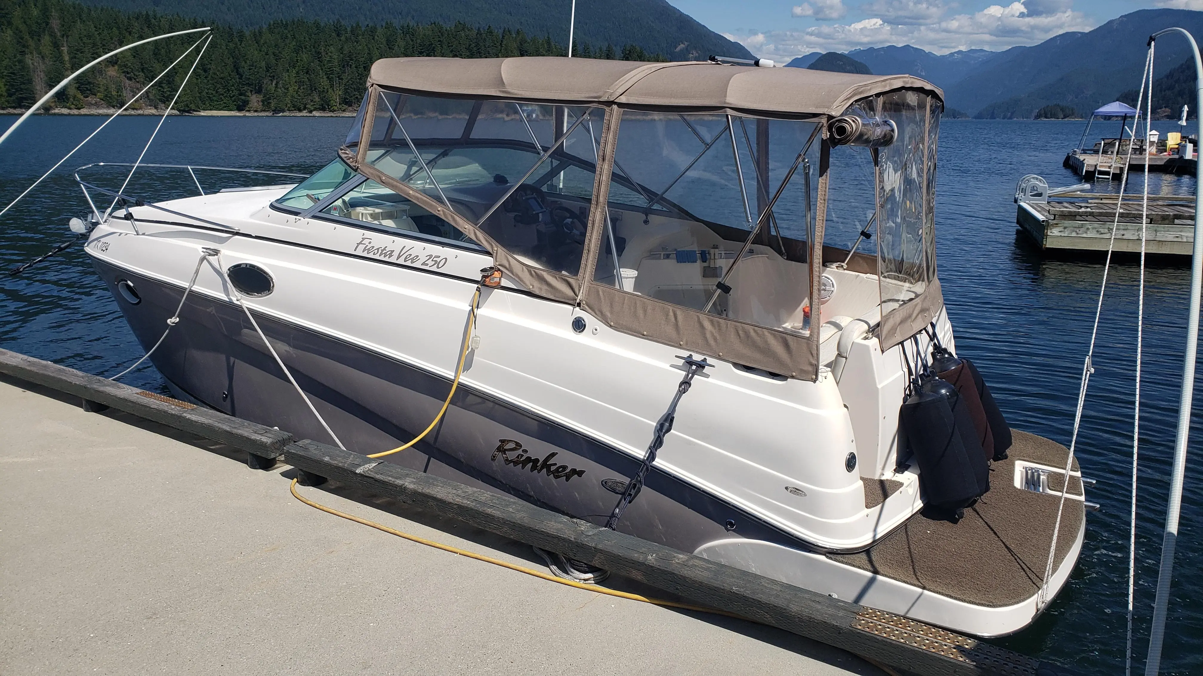 2005 Rinker 250 fiesta vee with trailer