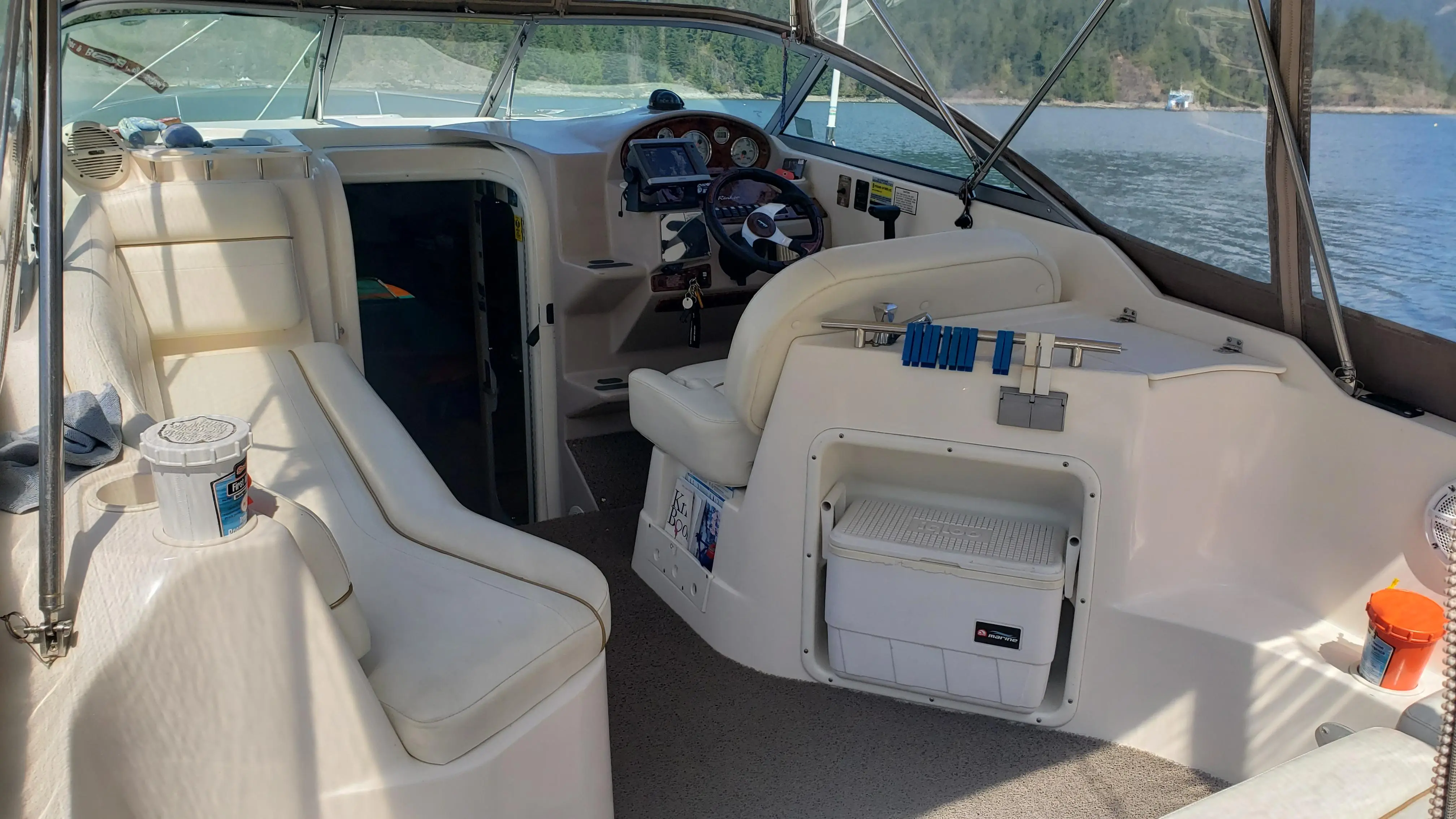 2005 Rinker 250 fiesta vee with trailer