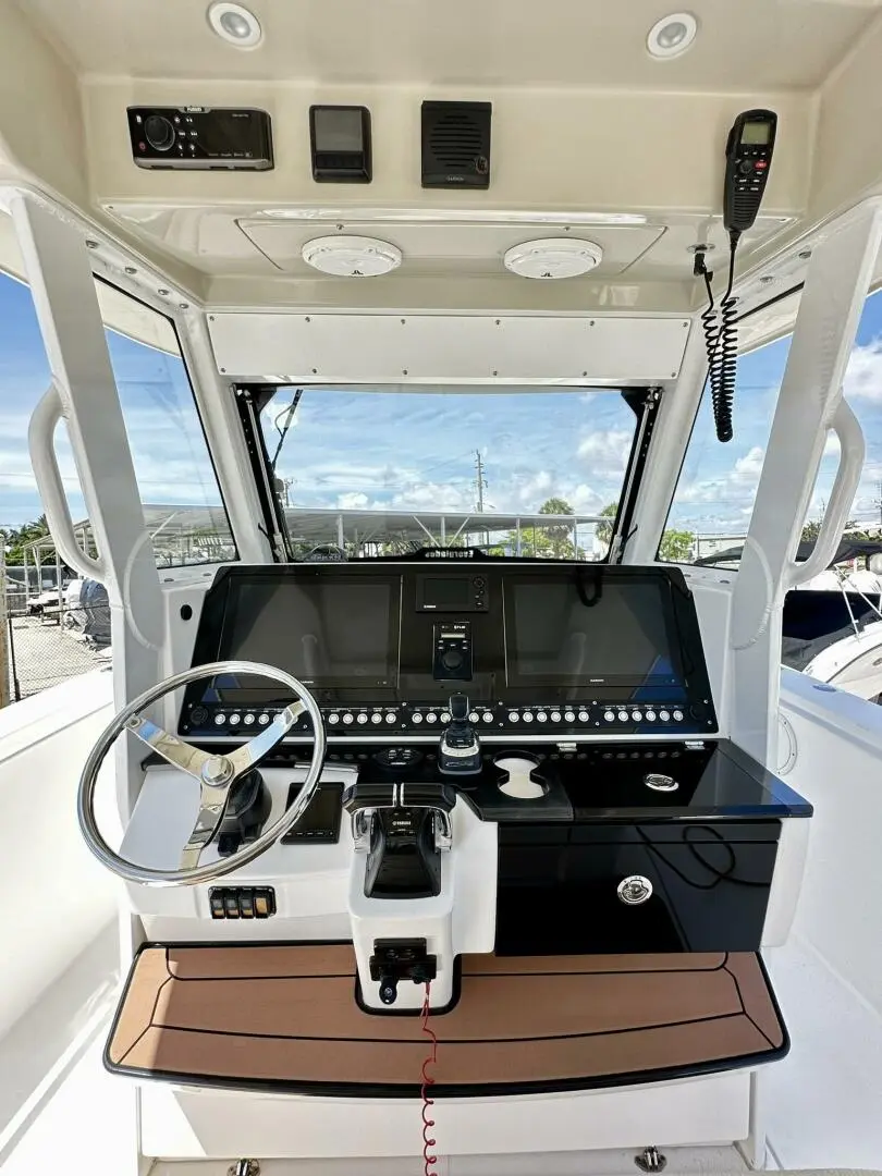 2018 Everglades Boats 335 cc