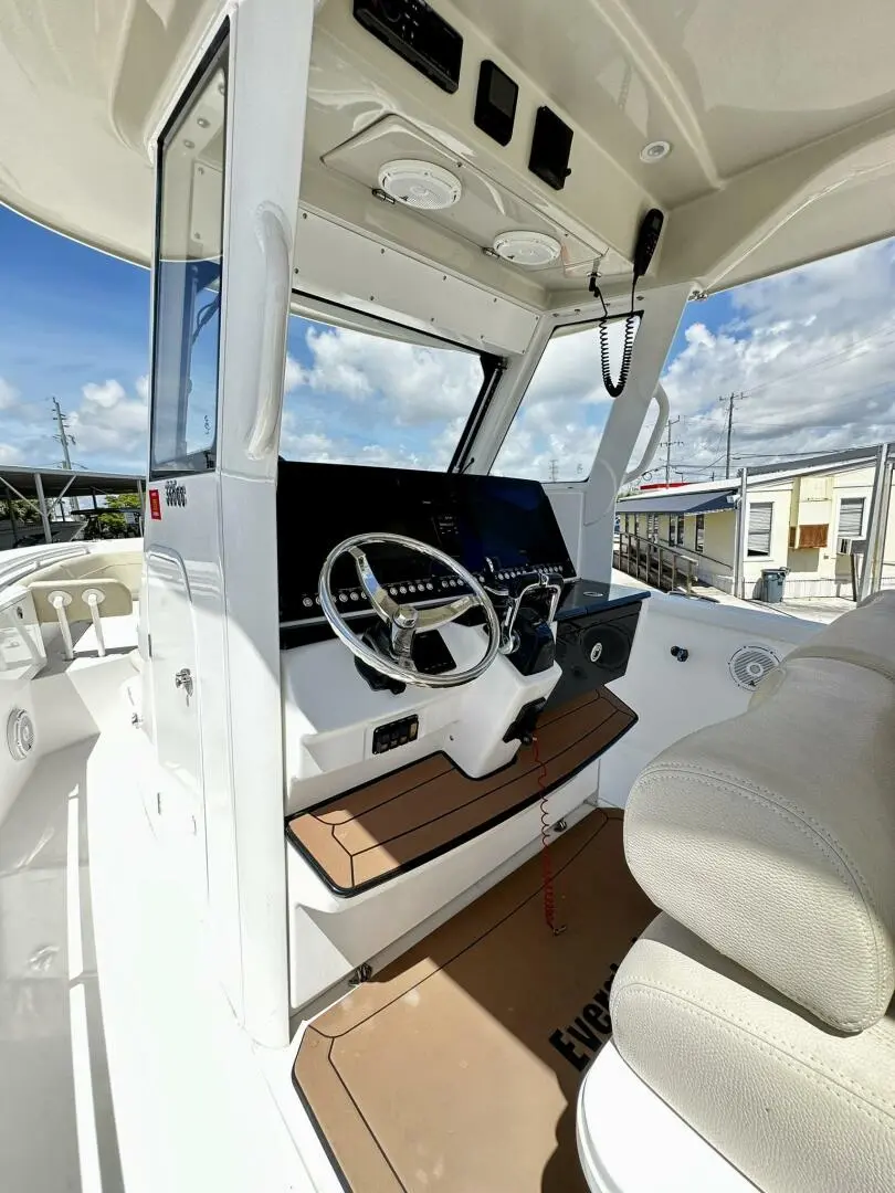 2018 Everglades Boats 335 cc