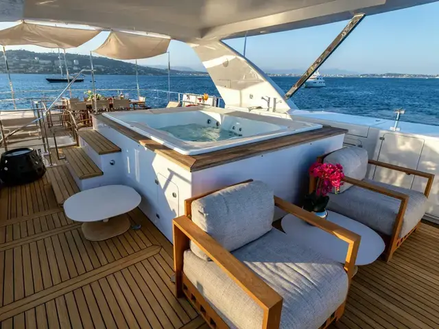 Benetti Classic 121