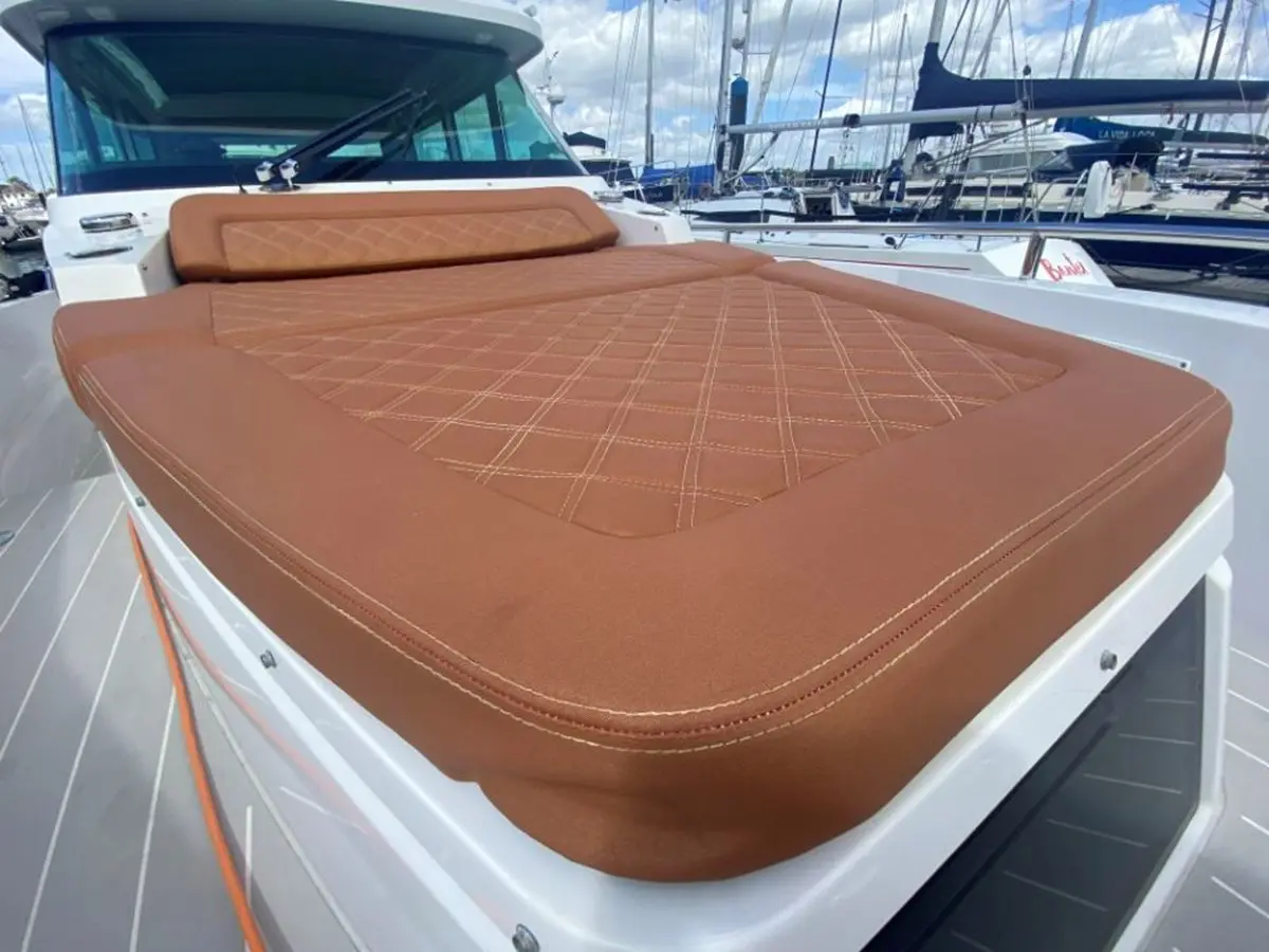 2019 Axopar 37 sport cabin