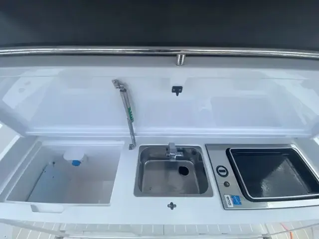 Axopar 37 Sports Cabin