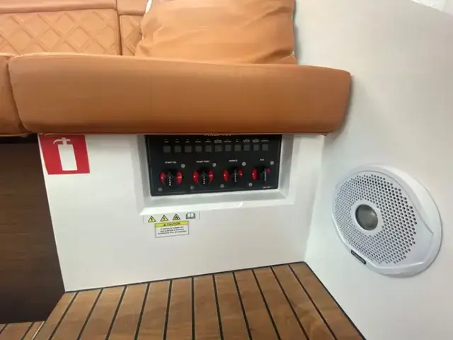 Axopar 37 Sports Cabin