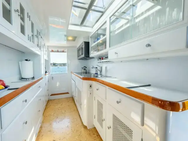 Trumpy Fantail Houseboat