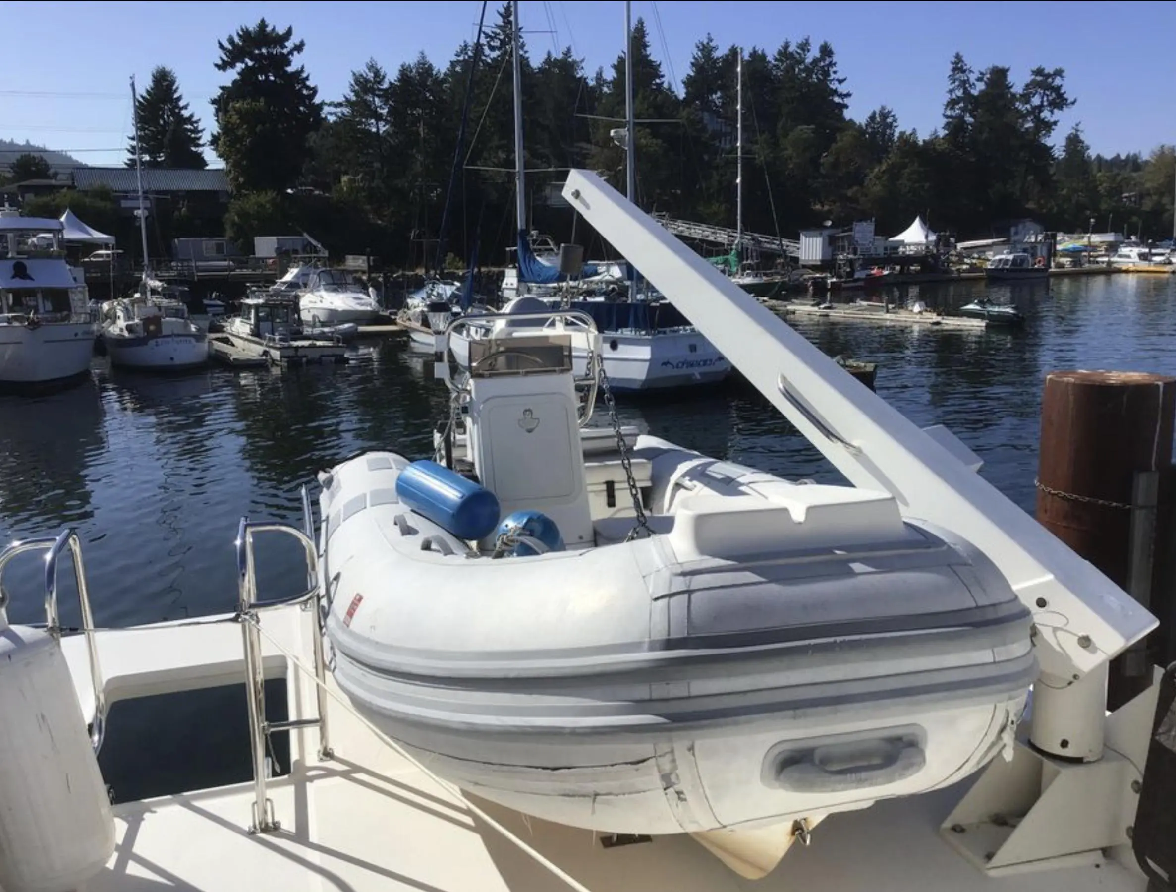 2004 Meridian 490 pilothouse