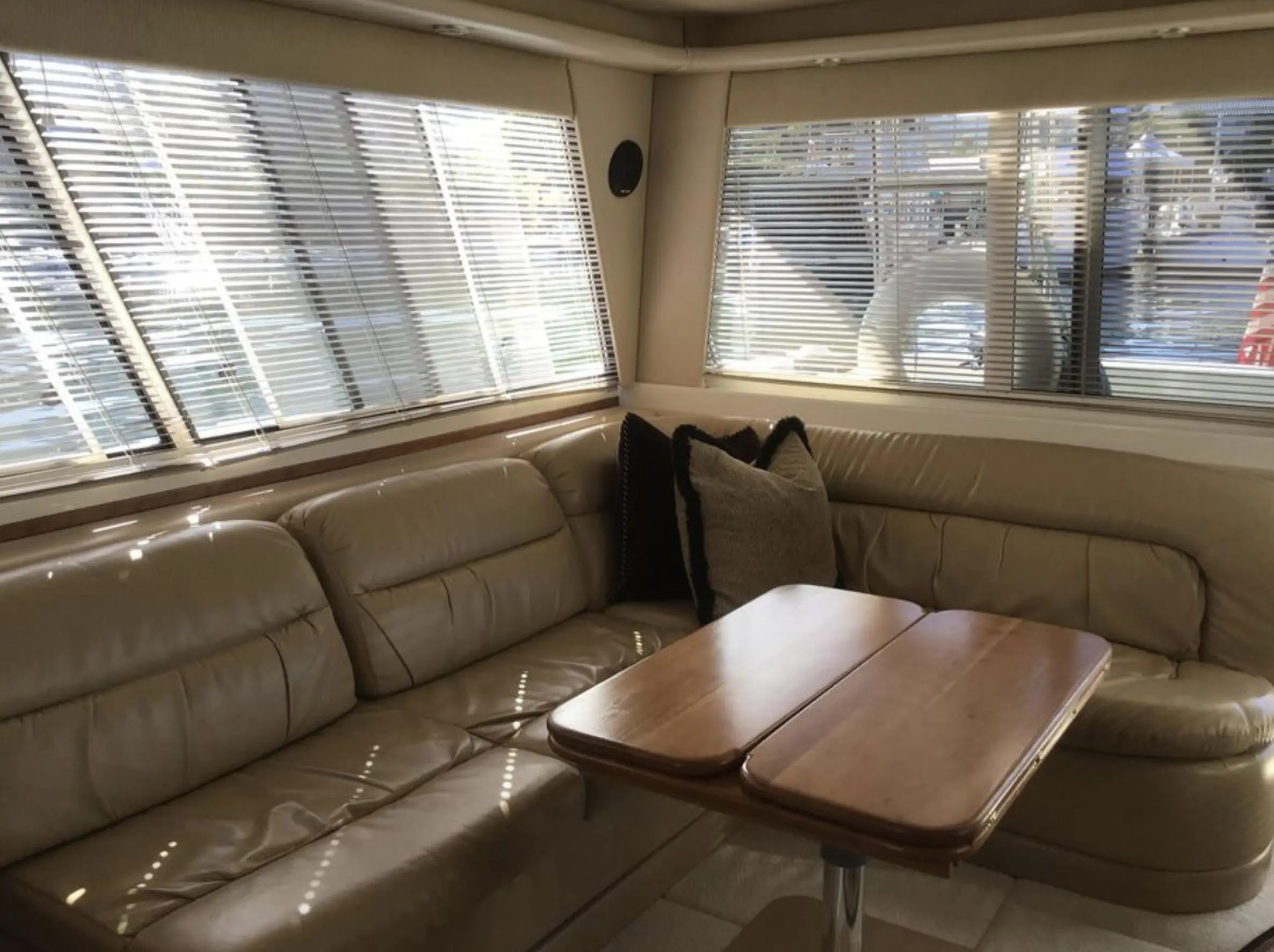 2004 Meridian 490 pilothouse