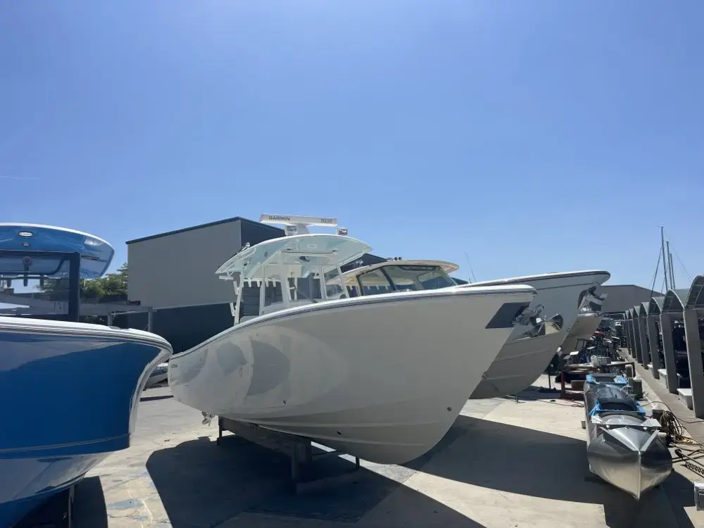 2021 Cobia Boats 320 cc