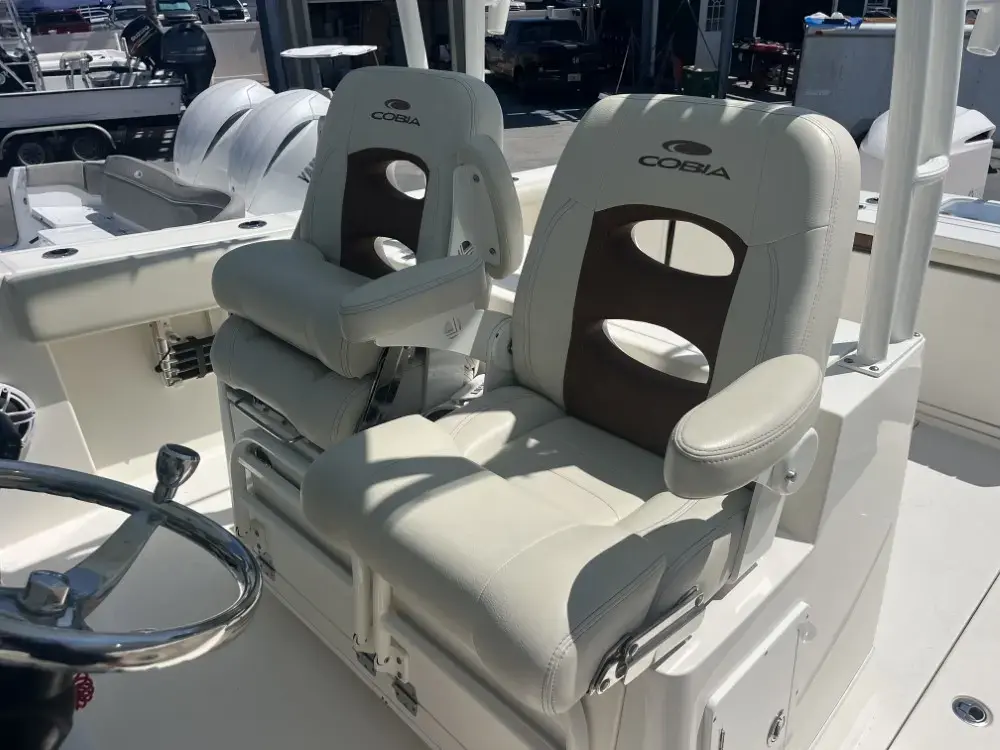 2021 Cobia Boats 320 cc