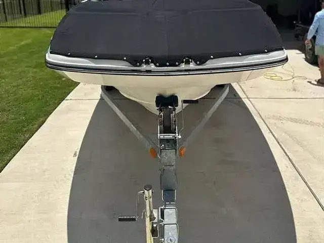 Bayliner 215 Deck Boat