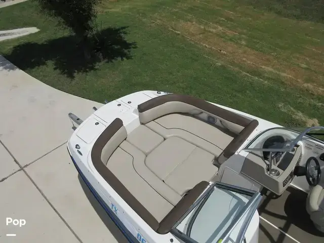 Bayliner 215 Deck Boat