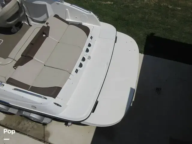 Bayliner 215 Deck Boat