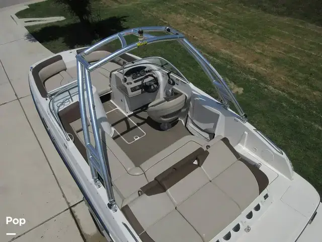 Bayliner 215 Deck Boat