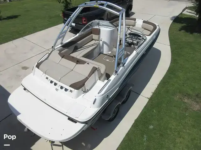 Bayliner 215 Deck Boat