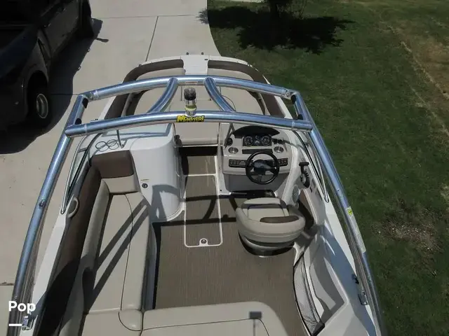 Bayliner 215 Deck Boat