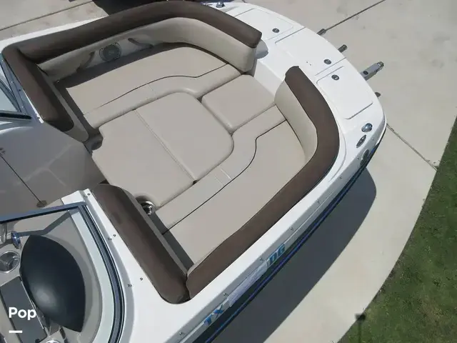 Bayliner 215 Deck Boat