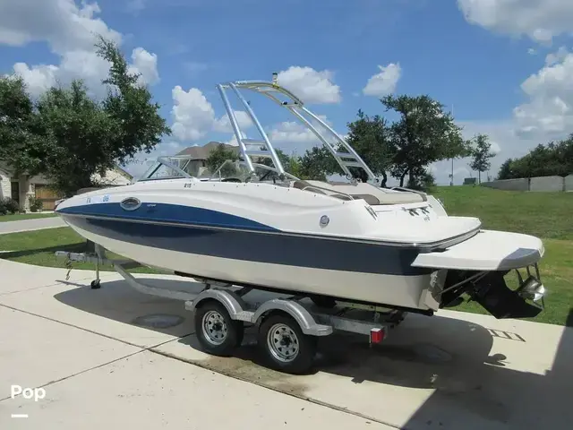 Bayliner 215 Deck Boat