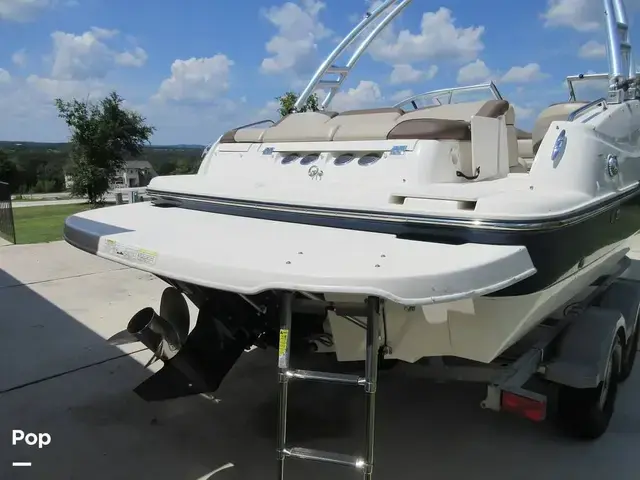 Bayliner 215 Deck Boat