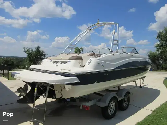 Bayliner 215 Deck Boat