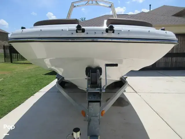 Bayliner 215 Deck Boat