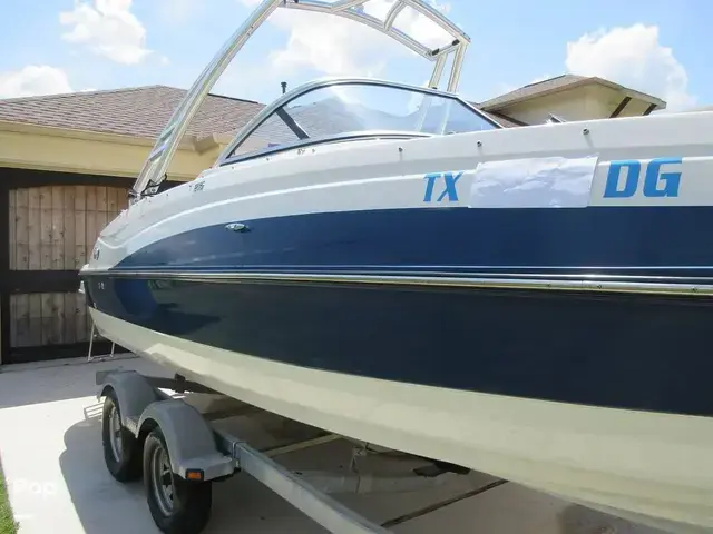 Bayliner 215 Deck Boat