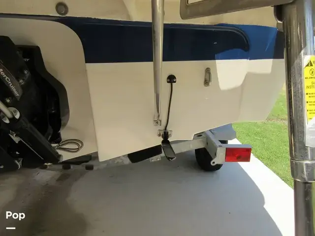 Bayliner 215 Deck Boat