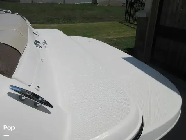 Bayliner 215 Deck Boat