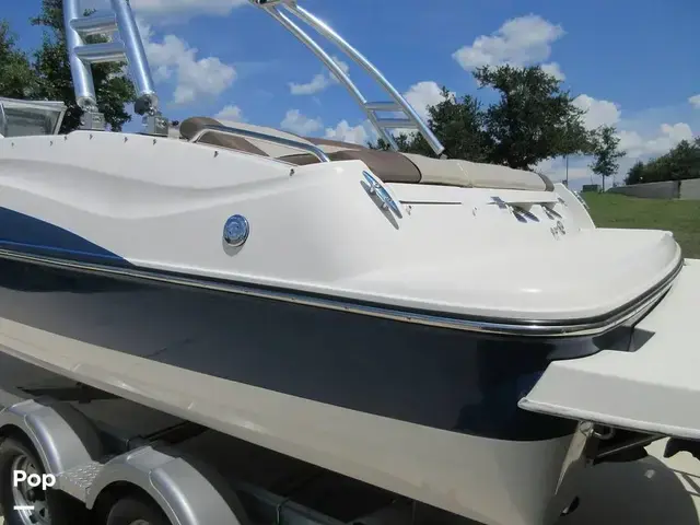 Bayliner 215 Deck Boat