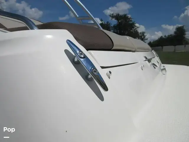 Bayliner 215 Deck Boat