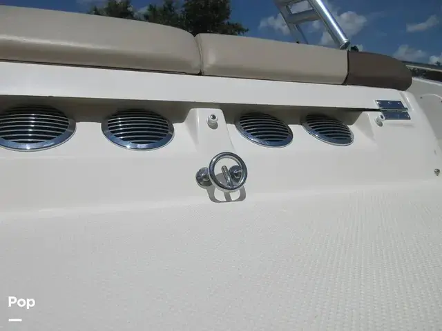 Bayliner 215 Deck Boat