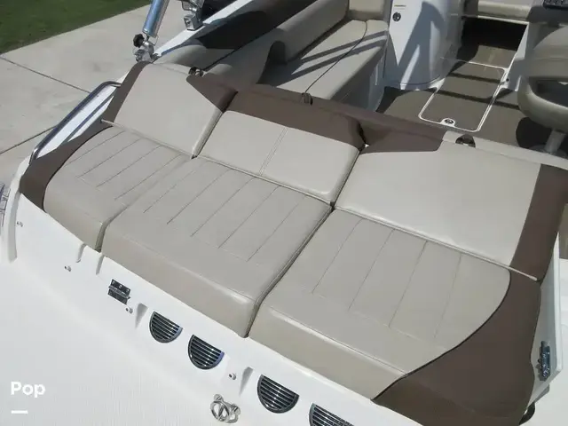 Bayliner 215 Deck Boat