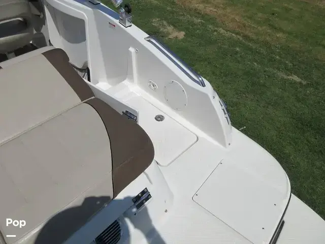 Bayliner 215 Deck Boat