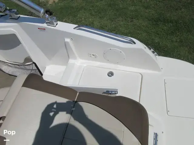 Bayliner 215 Deck Boat