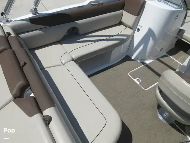 Bayliner 215 Deck Boat