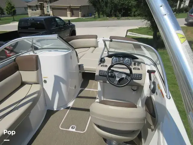 Bayliner 215 Deck Boat