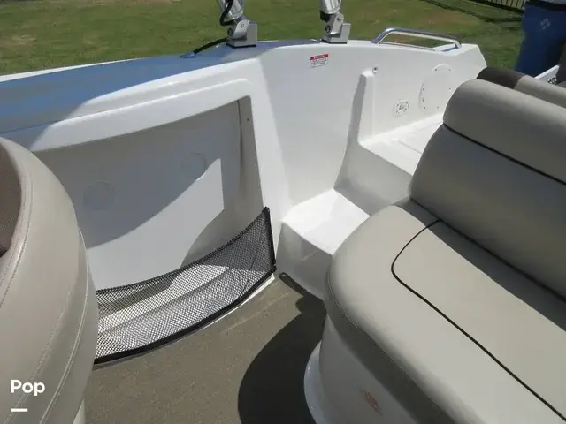 Bayliner 215 Deck Boat