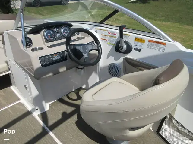 Bayliner 215 Deck Boat