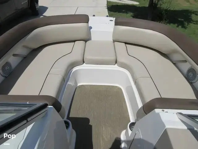 Bayliner 215 Deck Boat