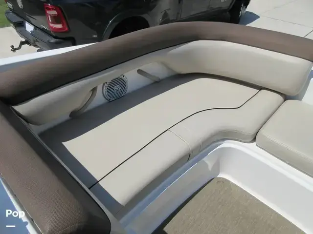 Bayliner 215 Deck Boat