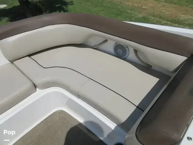 Bayliner 215 Deck Boat