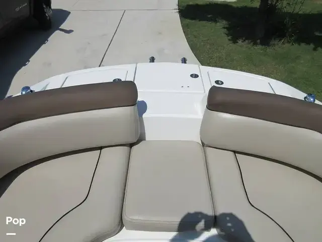 Bayliner 215 Deck Boat