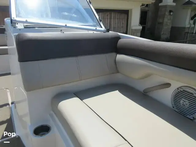 Bayliner 215 Deck Boat