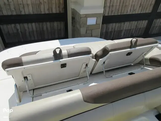 Bayliner 215 Deck Boat