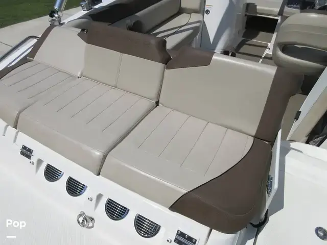 Bayliner 215 Deck Boat