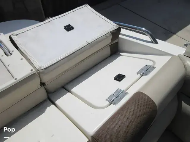 Bayliner 215 Deck Boat