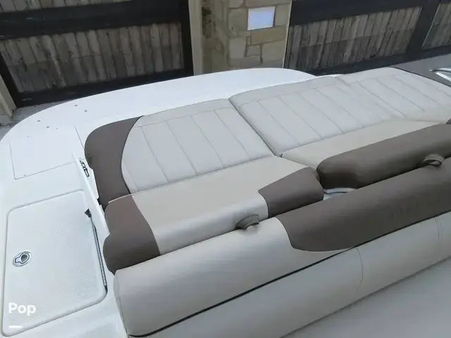 Bayliner 215 Deck Boat