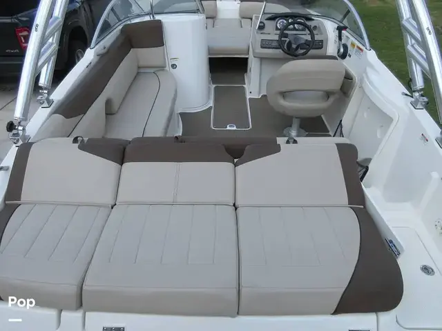 Bayliner 215 Deck Boat