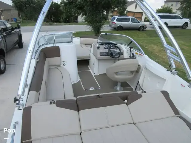 Bayliner 215 Deck Boat