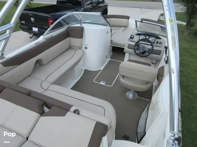 Bayliner 215 Deck Boat