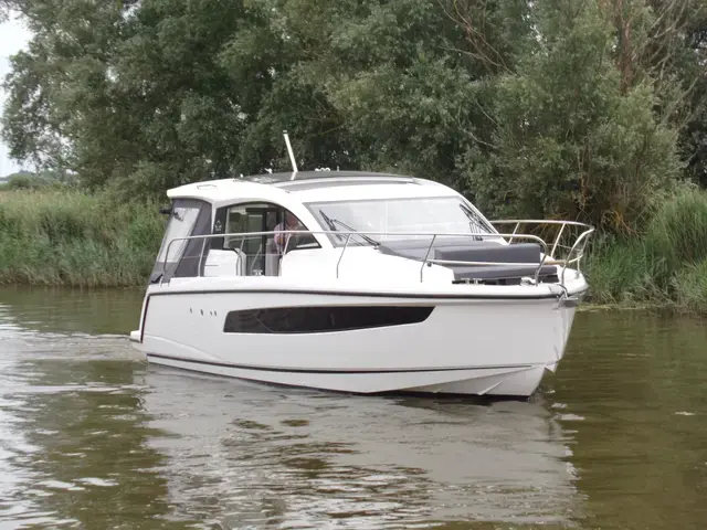 Sealine C335